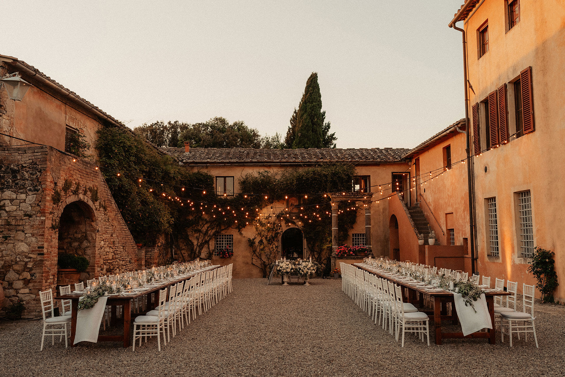 A candlelit wedding dinner in the courtyard at Villa Catignano